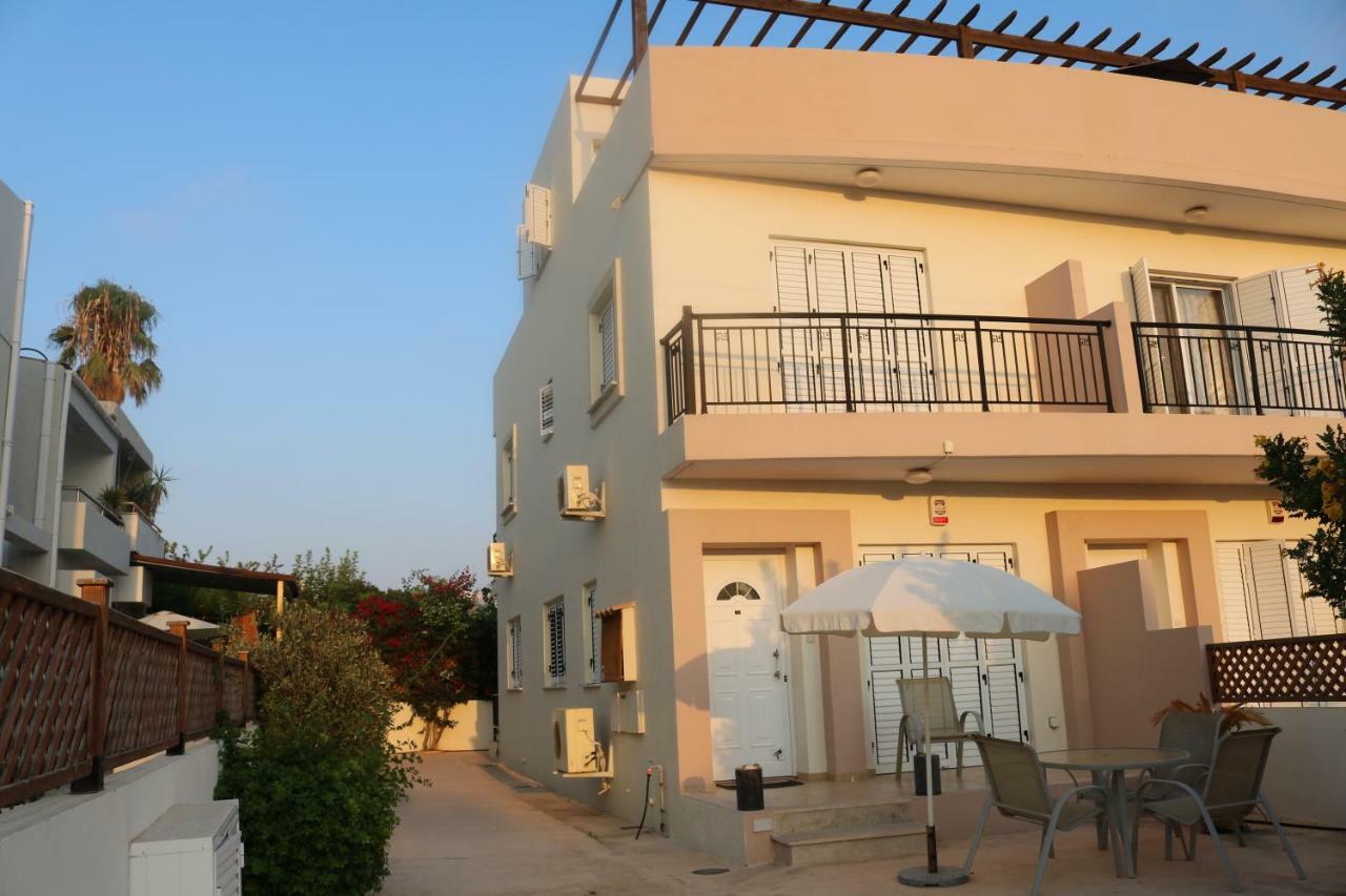 The Paradise Townhouses By Taimoura Paphos Exterior photo