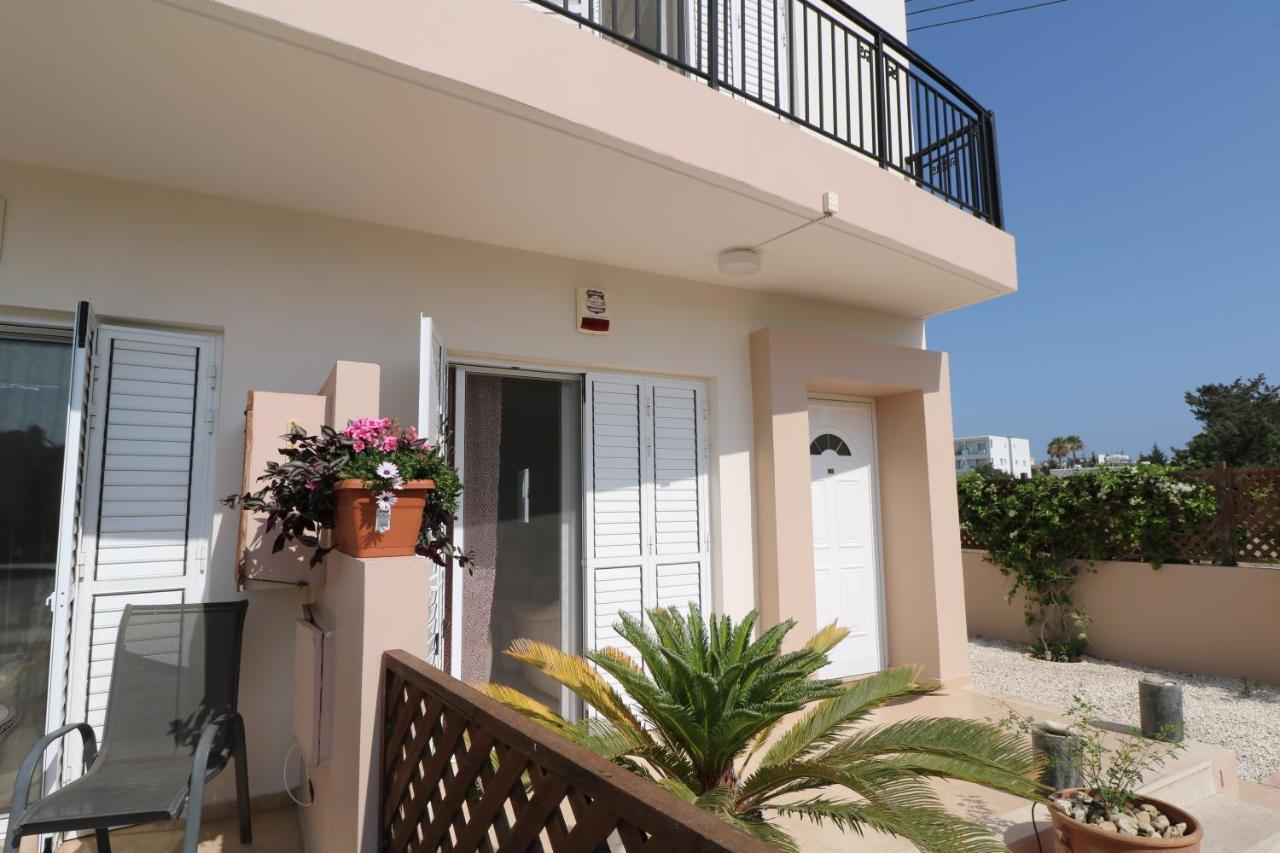 The Paradise Townhouses By Taimoura Paphos Exterior photo